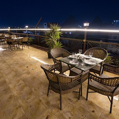 Pyramids Gem Plaza Hotel Kafrat al Jabal Bagian luar foto
